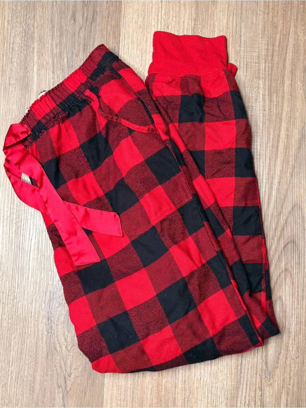 Hollister Co. red and black plaid pajama pants in a M #sleepwear #loungewear